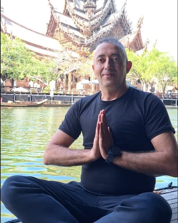 Murat Nedim Kahraman — meditasyon duruşunda